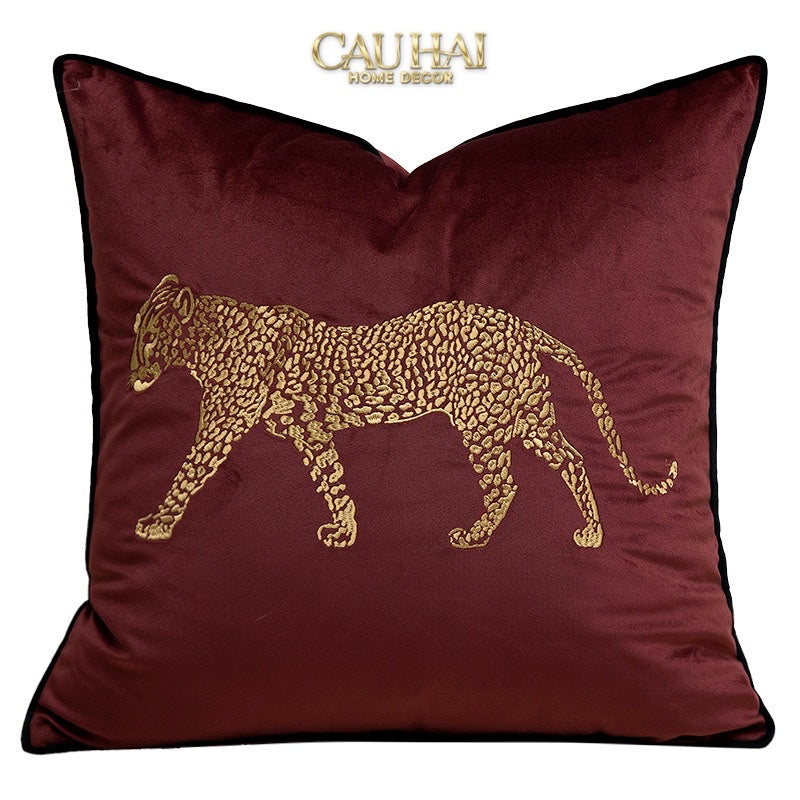 VỎ GỐI NHUNG BURGUNDY LA PANTHÈRE CRAMOISIE ÉCARTIER 45 - CẬU HAI HOME DECOR