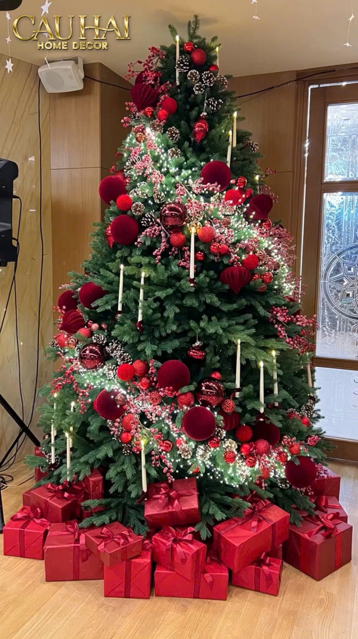 FÊTES COUTURE - CÂY THÔNG PE RED VELVET BERRY CRYSTAL WITH CANDLE - CẬU HAI HOME DECOR