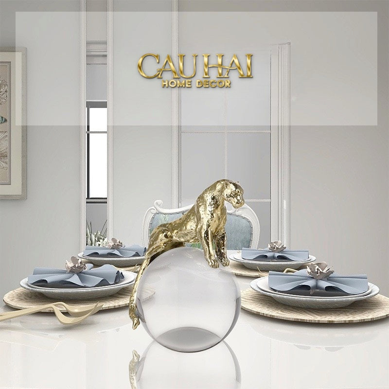 HOME COUTURE - TƯỢNG QUẢ CẦU PHA LÊ MAJESTIC PANTHER MATTE CRYSTAL GLOBE-CẬU HAI HOME DECOR
