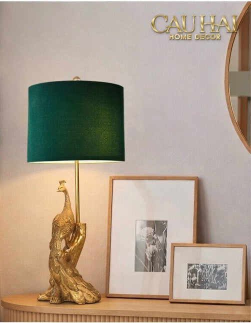 Đèn Bàn Khổng Tước Chụp Nhung Emerald Gold Le Impérial Paon Side Table Lamp 25x64-CẬU HAI HOME DECOR