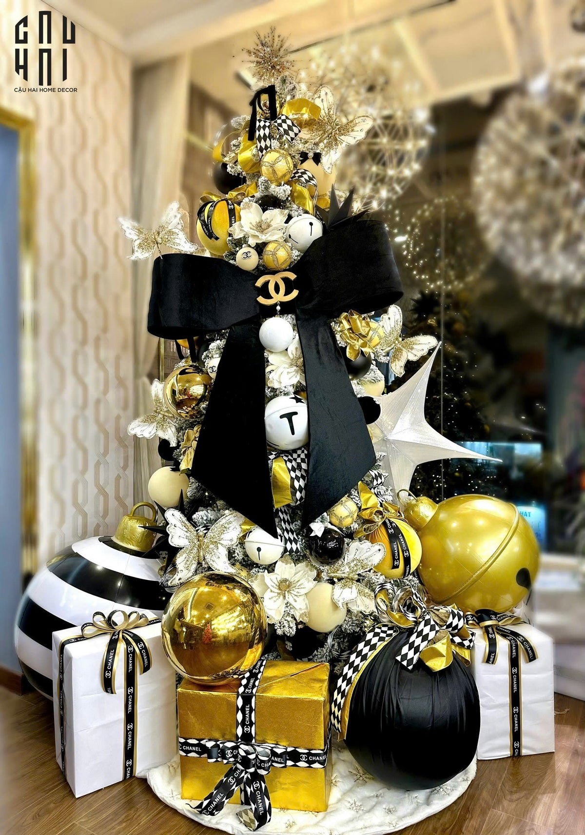 Fêtes Couture - Cây Thông Giáng Sinh Coco Allure Iconique Couture Christmas Tree-TRANG TRÍ GIÁNG SINH-Đối tác tại Trung Quốc theo từng đơn đặt hàng-CẬU HAI HOME DECOR