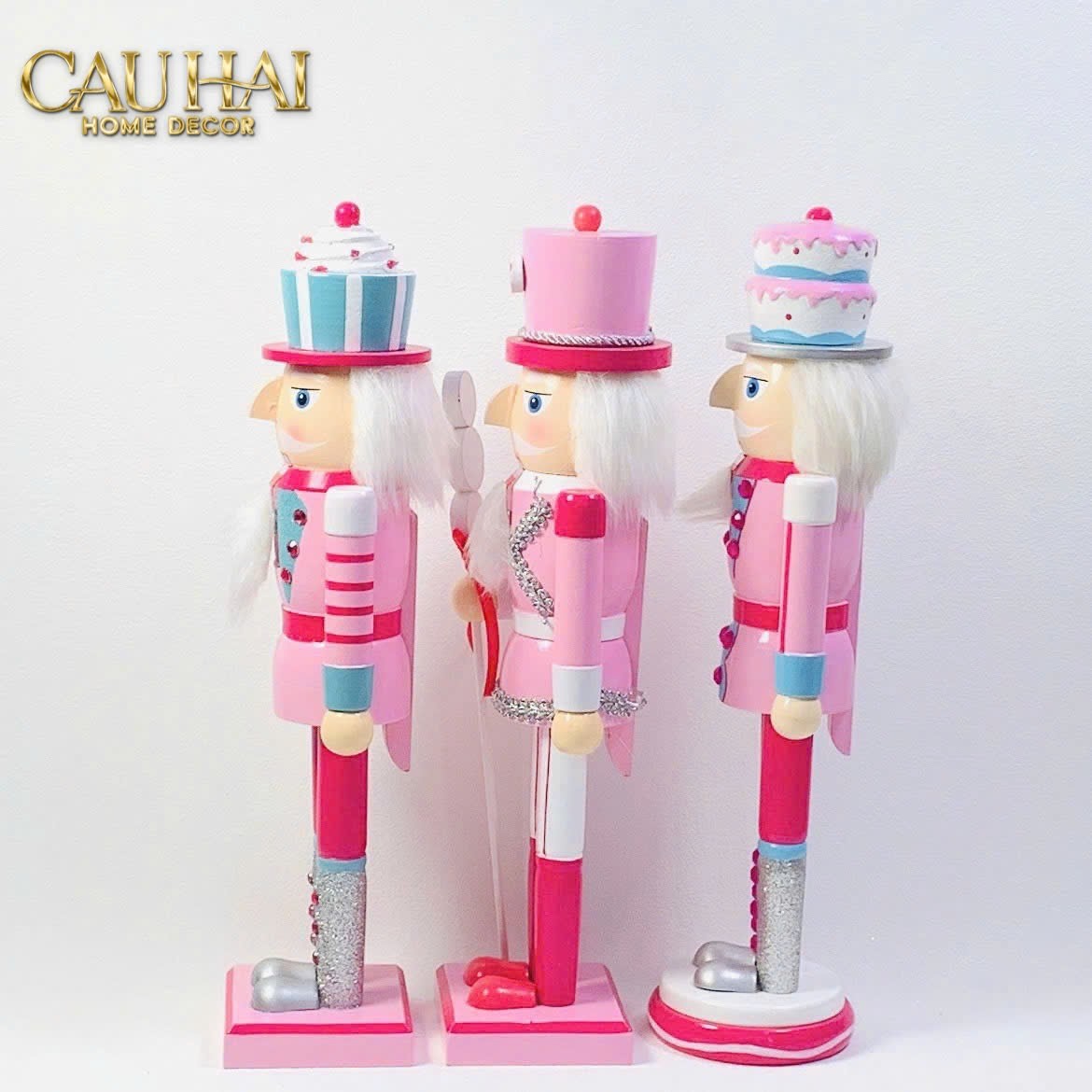 Fêtes Couture - Set 3 Tượng Nutcracker Cotton Candy Plush Pink 38Cm-TƯỢNG TRANG TRÍ-Đối tác tại Trung Quốc theo từng đơn đặt hàng-CẬU HAI HOME DECOR