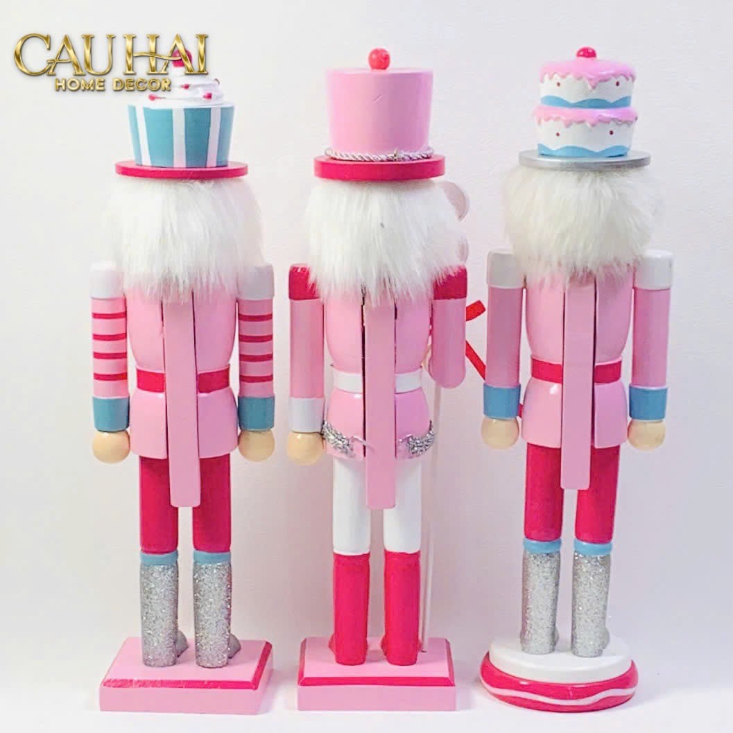 Fêtes Couture - Set 3 Tượng Nutcracker Cotton Candy Plush Pink 38Cm-TƯỢNG TRANG TRÍ-Đối tác tại Trung Quốc theo từng đơn đặt hàng-CẬU HAI HOME DECOR
