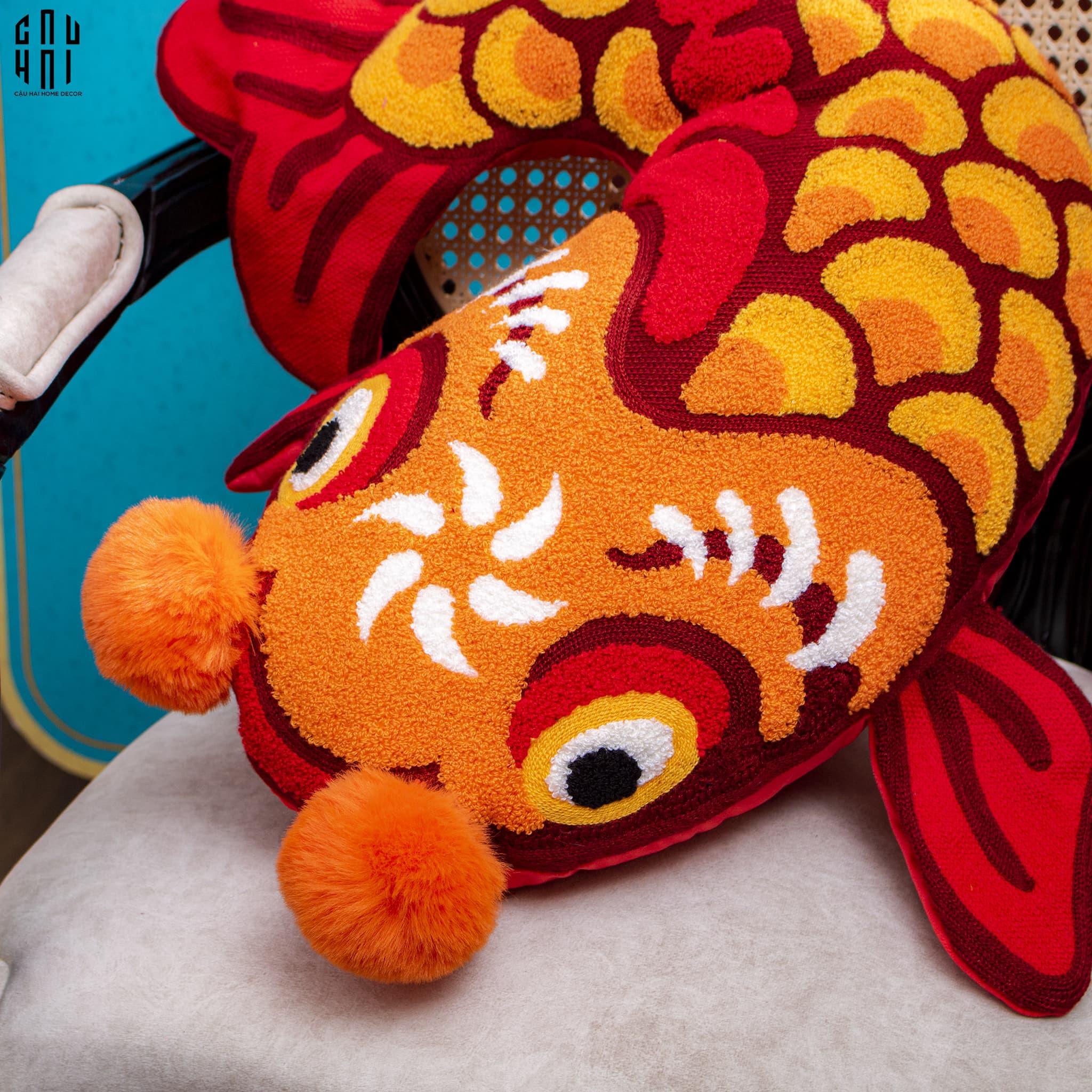 GỐI CÁ CHÉP HÓA RỒNG 56CM Up-CẬU HAI HOME DECOR