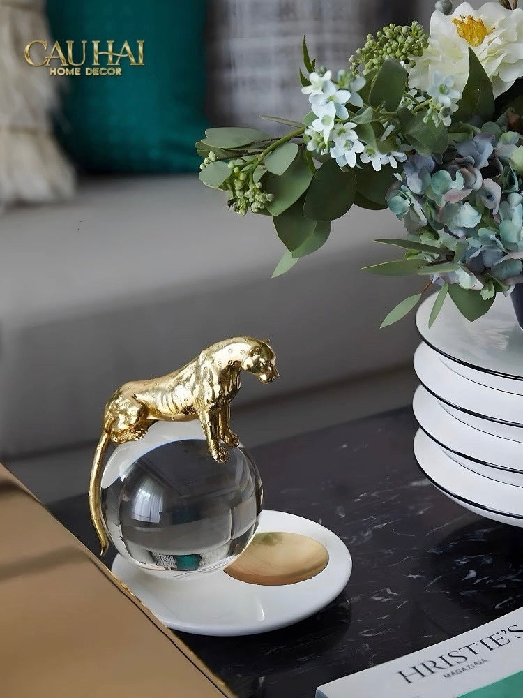 HOME COUTURE - TƯỢNG QUẢ CẦU PHA LÊ MAJESTIC PANTHER MATTE CRYSTAL GLOBE-CẬU HAI HOME DECOR