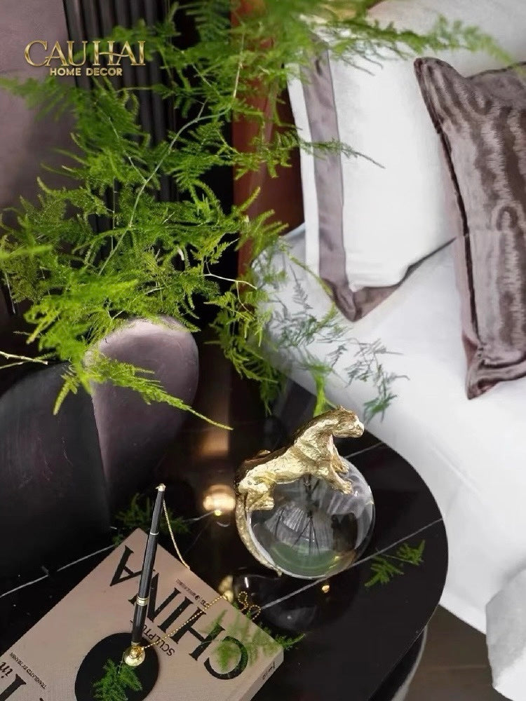 HOME COUTURE - TƯỢNG QUẢ CẦU PHA LÊ MAJESTIC PANTHER MATTE CRYSTAL GLOBE-CẬU HAI HOME DECOR