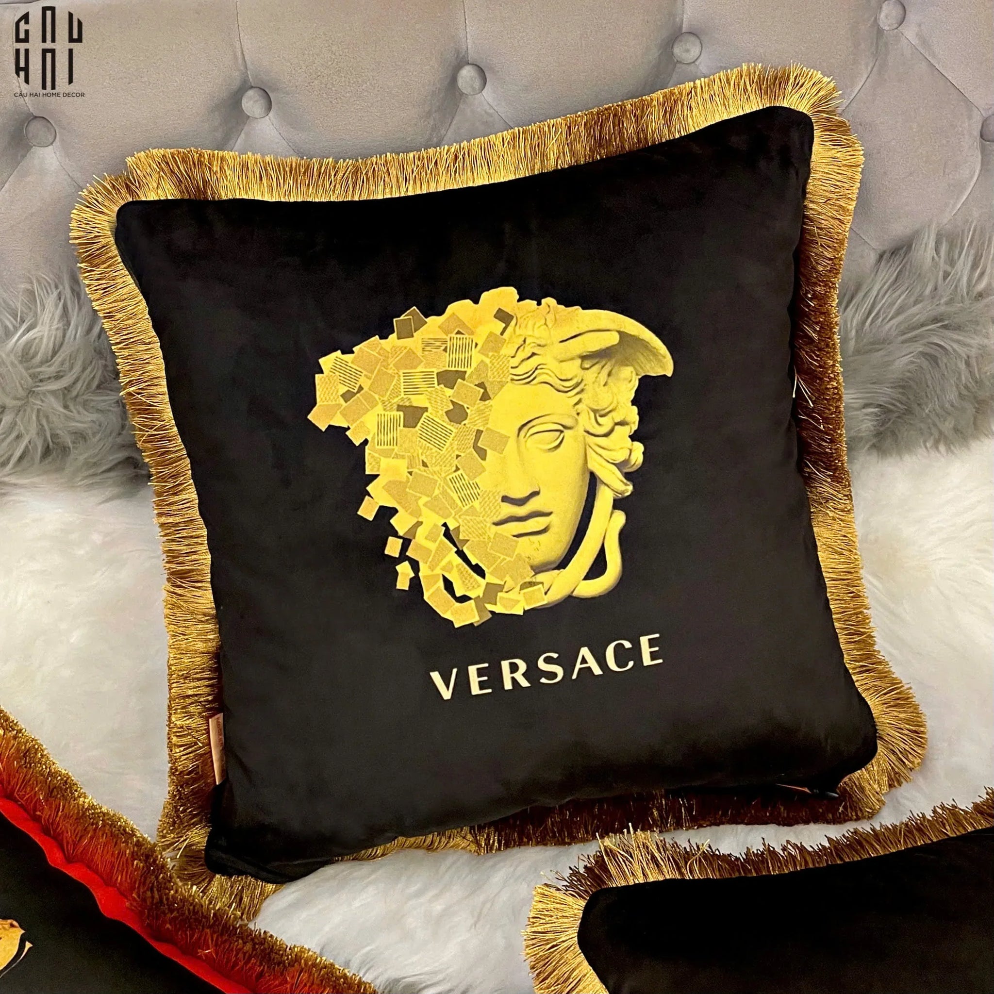 VỎ GỐI NHUNG GIANNI VERS. MEDUSA HYPNOTIC EYES 45.-CẬU HAI HOME DECOR