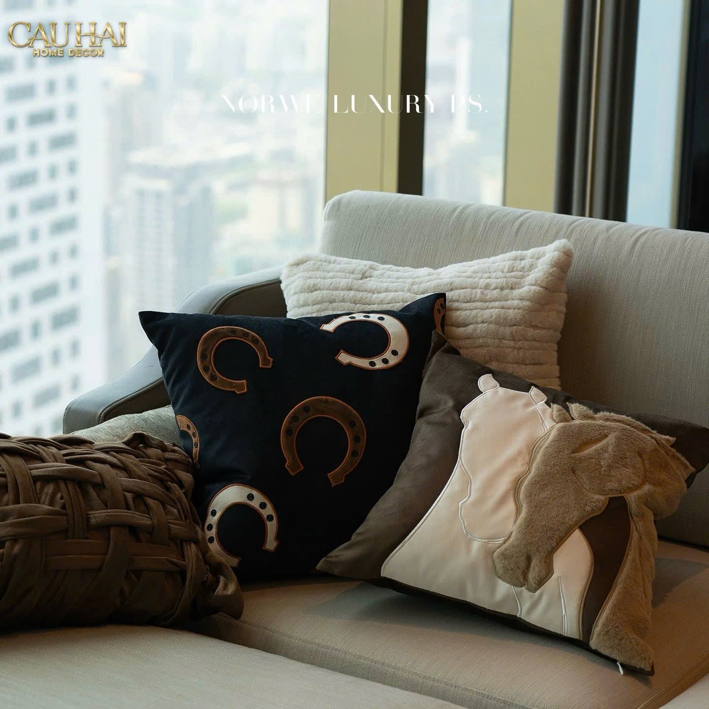 VỎ GỐI VICTORIOUS HORSE 45-CẬU HAI HOME DECOR