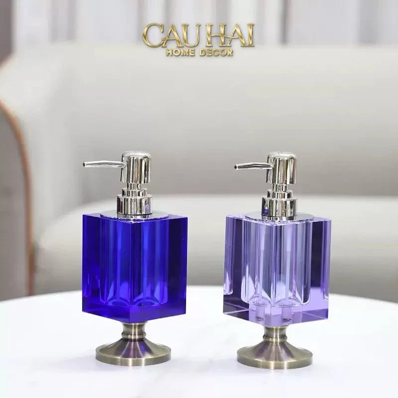 Maison Couture – Chai Kit Lotion Deepsea Blue Cristalleries Cube Impérial Vanities 8.5x7x19.5 220Ml-PHỤ KIỆN NHÀ TẮM-Đối tác tại Trung Quốc theo từng đơn đặt hàng-CẬU HAI HOME DECOR
