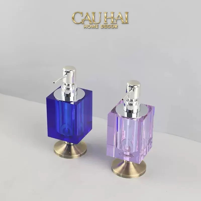 Maison Couture – Chai Kit Lotion Deepsea Blue Cristalleries Cube Impérial Vanities 8.5x7x19.5 220Ml-PHỤ KIỆN NHÀ TẮM-Đối tác tại Trung Quốc theo từng đơn đặt hàng-CẬU HAI HOME DECOR