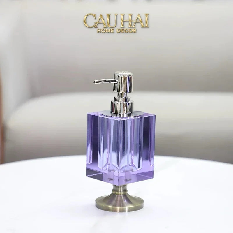 Maison Couture – Chai Kit Lotion Deepsea Blue Cristalleries Cube Impérial Vanities 8.5x7x19.5 220Ml-PHỤ KIỆN NHÀ TẮM-Đối tác tại Trung Quốc theo từng đơn đặt hàng-CẬU HAI HOME DECOR