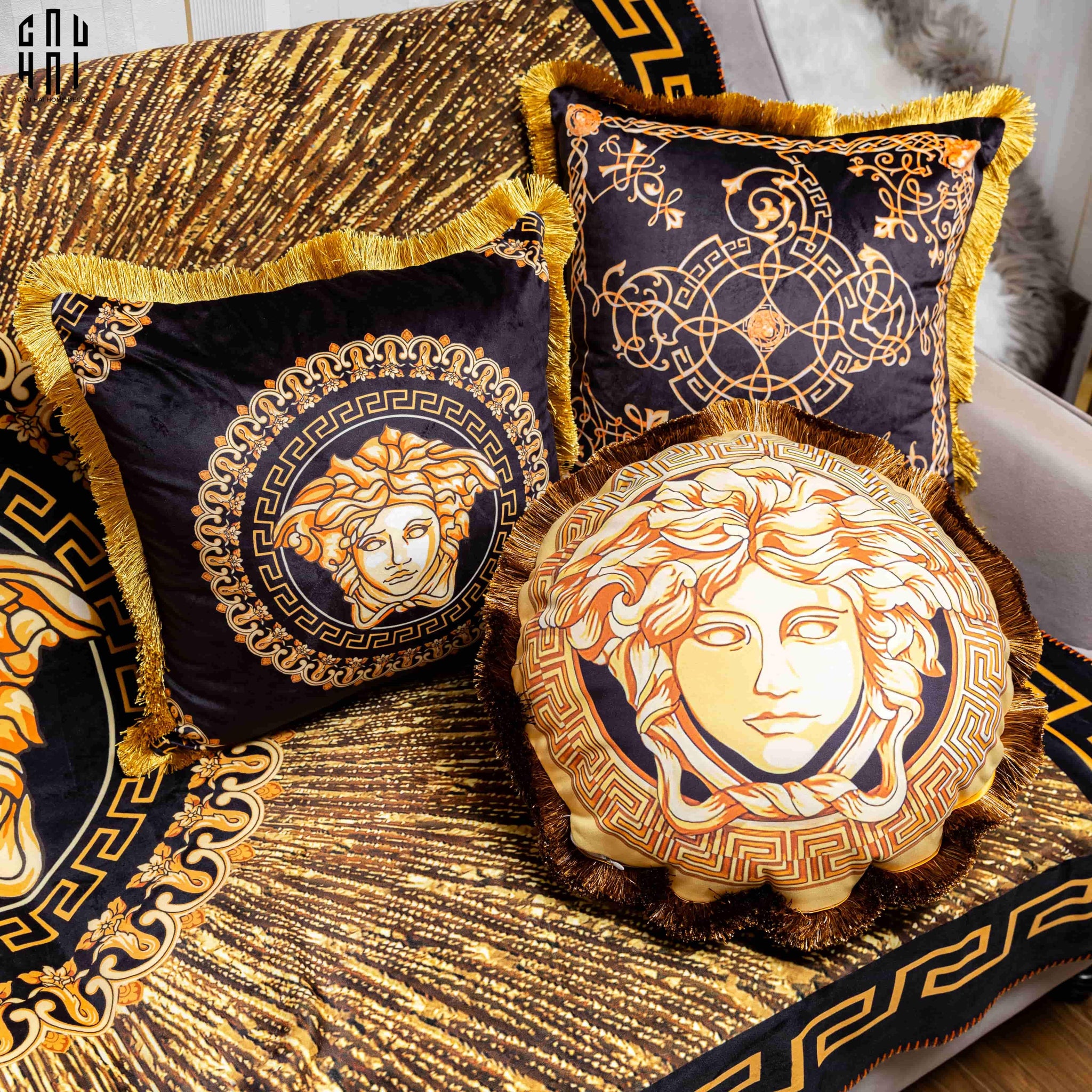 Maison Couture - Gối Tròn Nhung Chenille V Class Grande Medusa Medallion Centerpiece Amplified 45.-CẬU HAI HOME DECOR