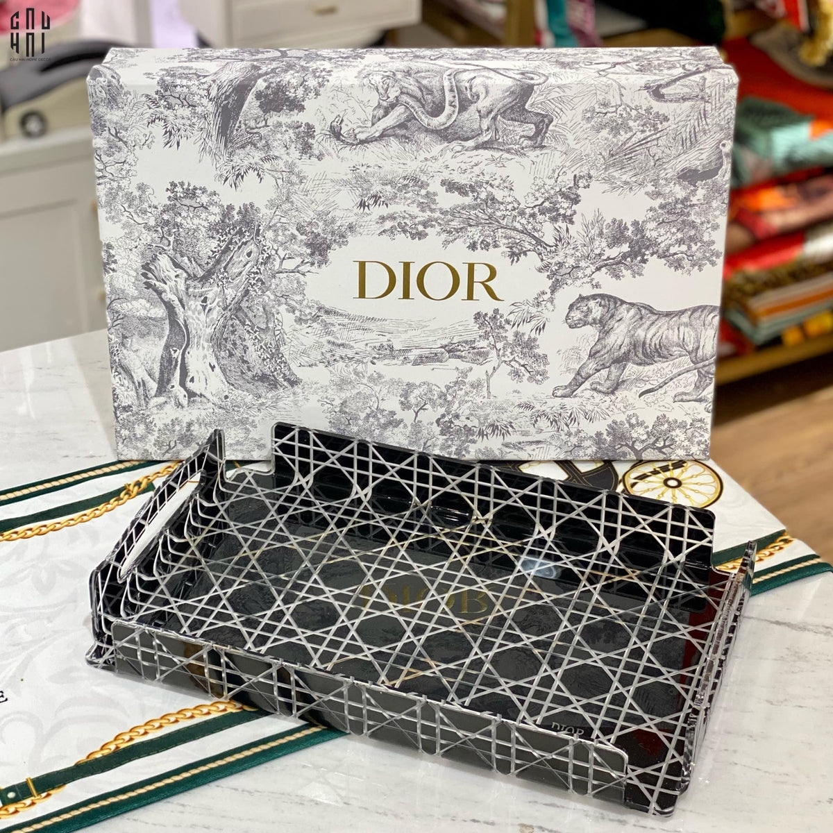 Maison Couture - Khay Acrylic Chữ Nhật Black Cannage Facetté D.O Signature 23x36x4.5-KHAY TRANG TRÍ-Đối tác tại Trung Quốc theo từng đơn đặt hàng-CẬU HAI HOME DECOR