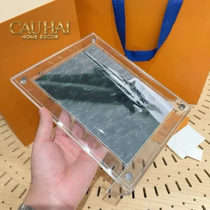 Maison Couture - Khung Ảnh Louis V Signature Iconique — Éclat Cristalleries Frame 6"x 8"-KHUNG ẢNH-Đối tác tại Trung Quốc theo từng đơn đặt hàng-CẬU HAI HOME DECOR