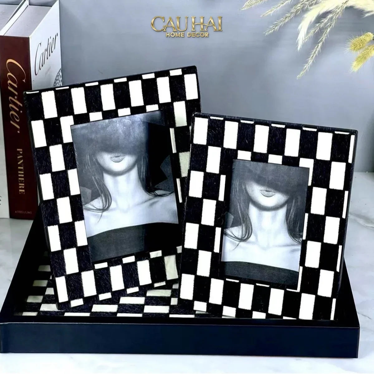 Maison Couture - Set 2 Khung Ảnh Mono Checker Rayé Medusa Limitée-KHUNG ẢNH-Đối tác tại Trung Quốc theo từng đơn đặt hàng-CẬU HAI HOME DECOR