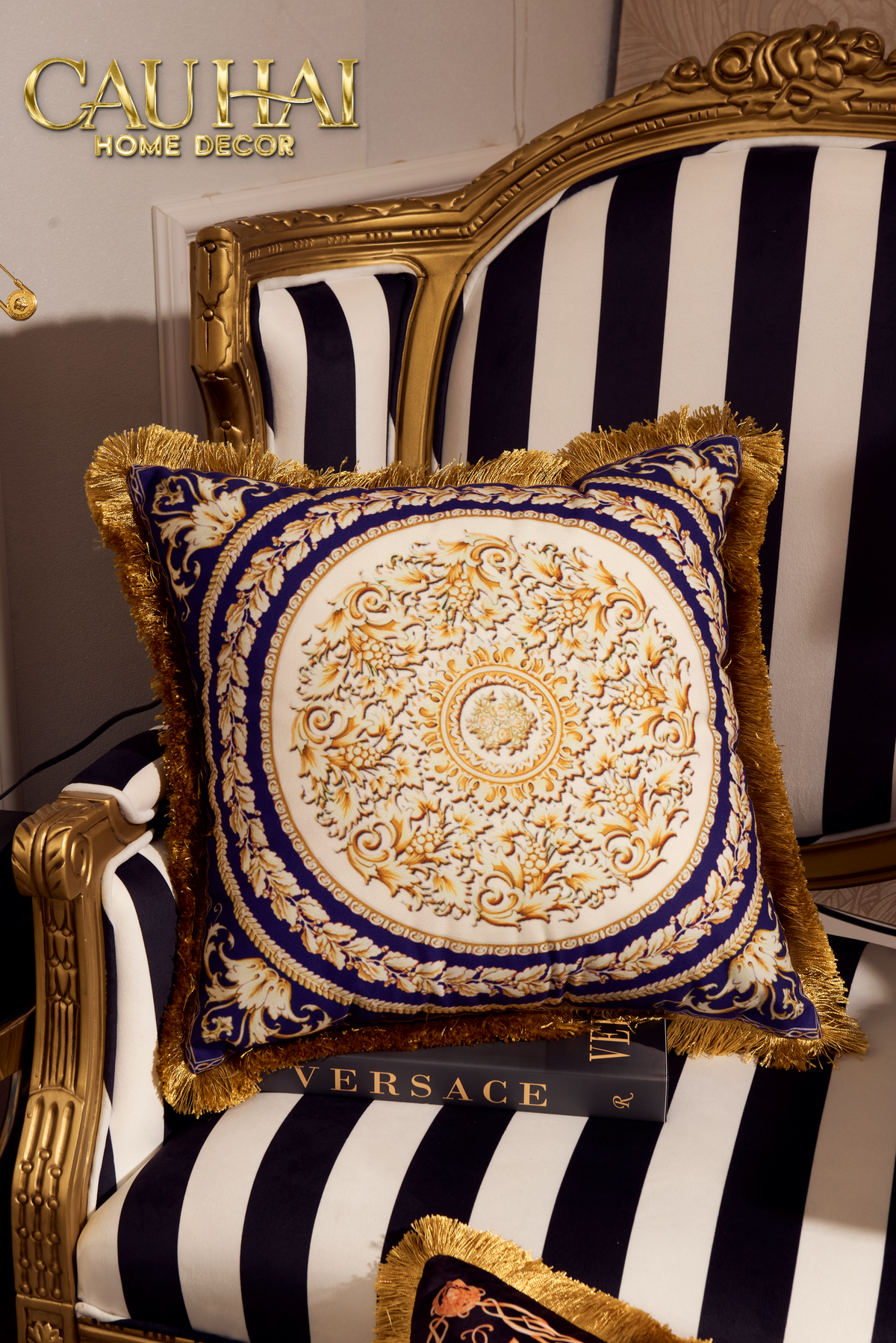 Maison Couture - Vỏ Gối Nhung Chenille V Class Barocco Medusa Haze - Regal Noir Gold 50x50-VỎ GỐI-Đối tác tại Trung Quốc theo từng đơn đặt hàng-CẬU HAI HOME DECOR