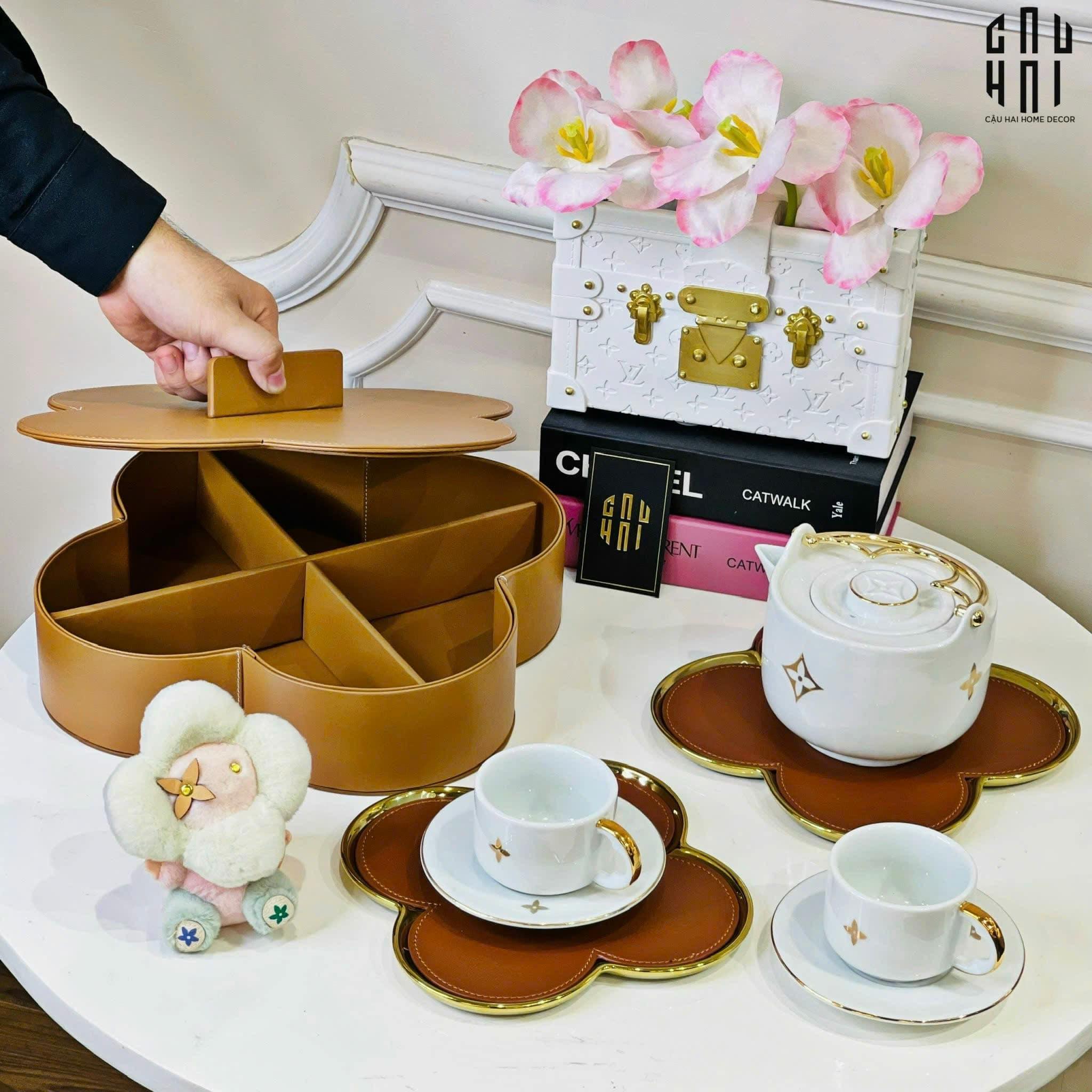 FÊTES COUTURE - SET 2 ĐĨA SỨ BỌC DA LOUIS. V FLEUR DE MONOGRAM - GOLD VERSION - CẬU HAI HOME DECOR