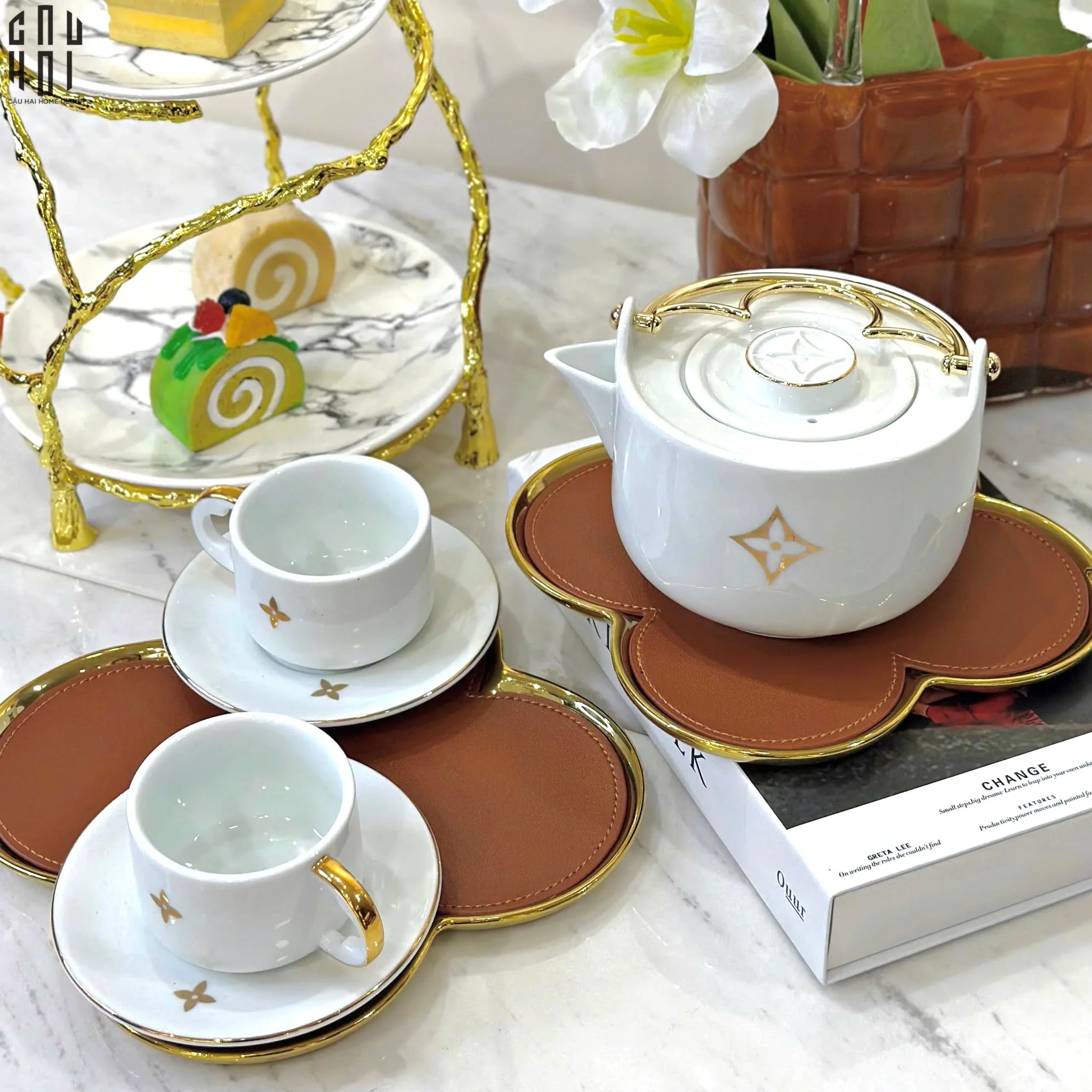 FÊTES COUTURE - SET 2 ĐĨA SỨ BỌC DA LOUIS. V FLEUR DE MONOGRAM - GOLD VERSION - CẬU HAI HOME DECOR