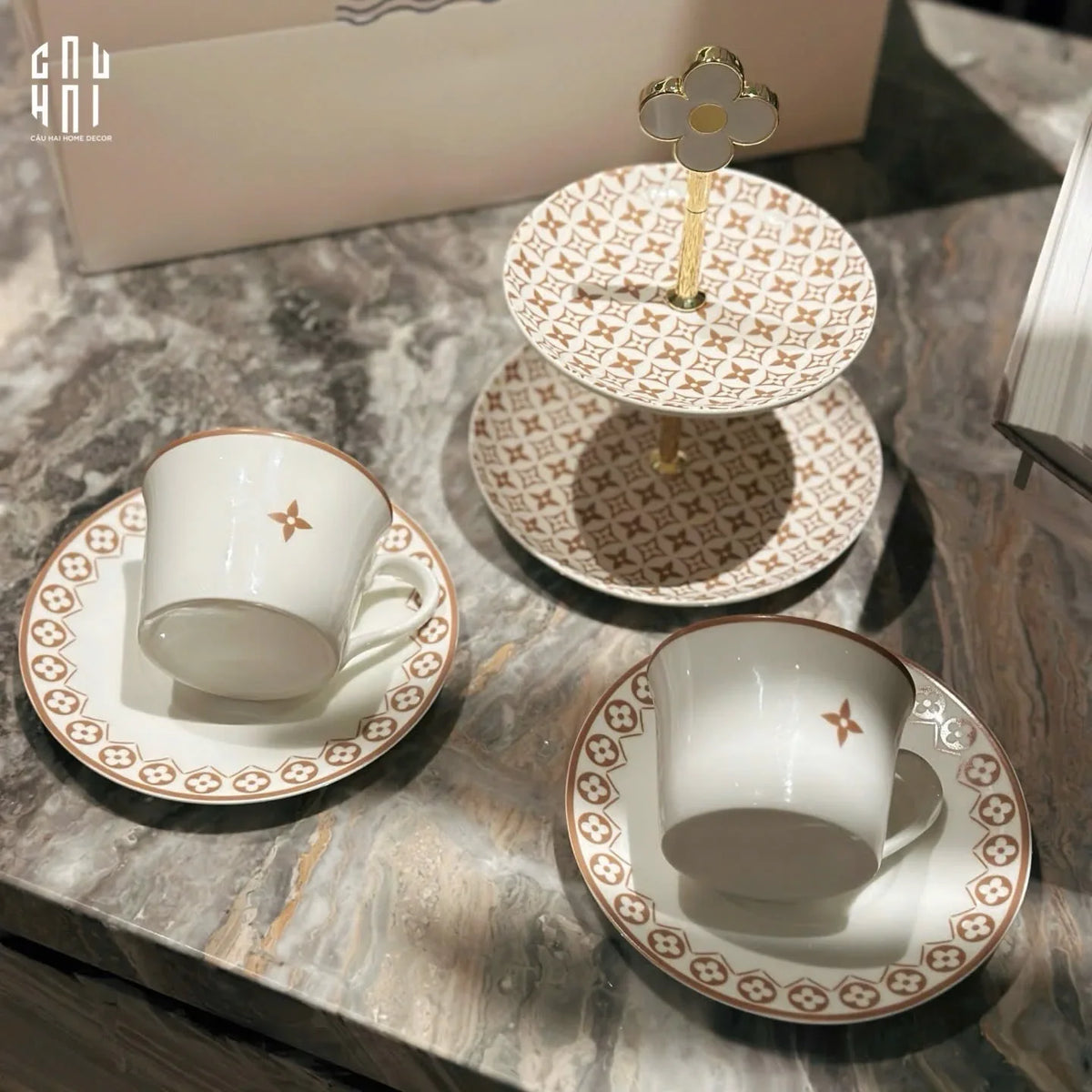 Set Trà Chiều Anh Quốc Louis.V Ss2025 - "Art De Vivre" - Full Box-SET BÌNH TRÀ-Đối tác tại Trung Quốc theo từng đơn đặt hàng-CẬU HAI HOME DECOR