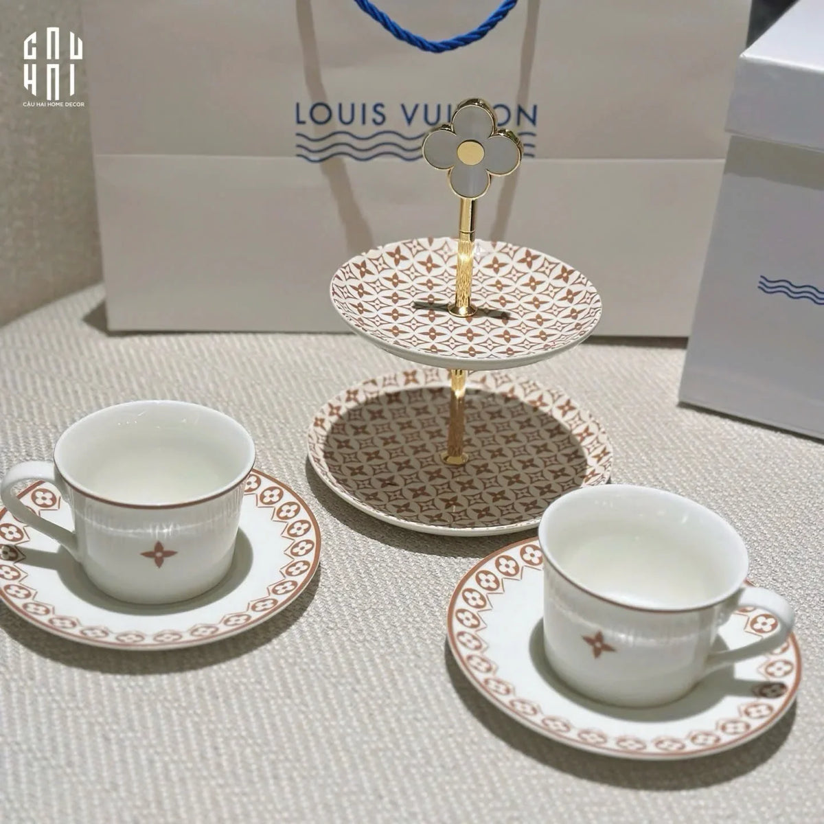 Set Trà Chiều Anh Quốc Louis.V Ss2025 - "Art De Vivre" - Full Box-SET BÌNH TRÀ-Đối tác tại Trung Quốc theo từng đơn đặt hàng-CẬU HAI HOME DECOR