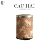 THÙNG RÁC DA LES CAVALIERS BLANCS IMPÉRIAUX 14L - BRUN UP - CẬU HAI HOME DECOR