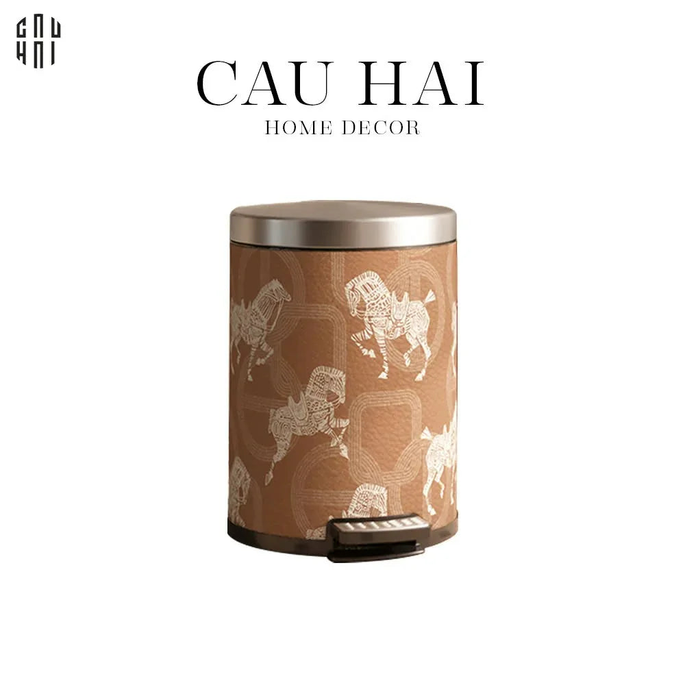THÙNG RÁC DA LES CAVALIERS BLANCS IMPÉRIAUX 14L - BRUN UP - CẬU HAI HOME DECOR