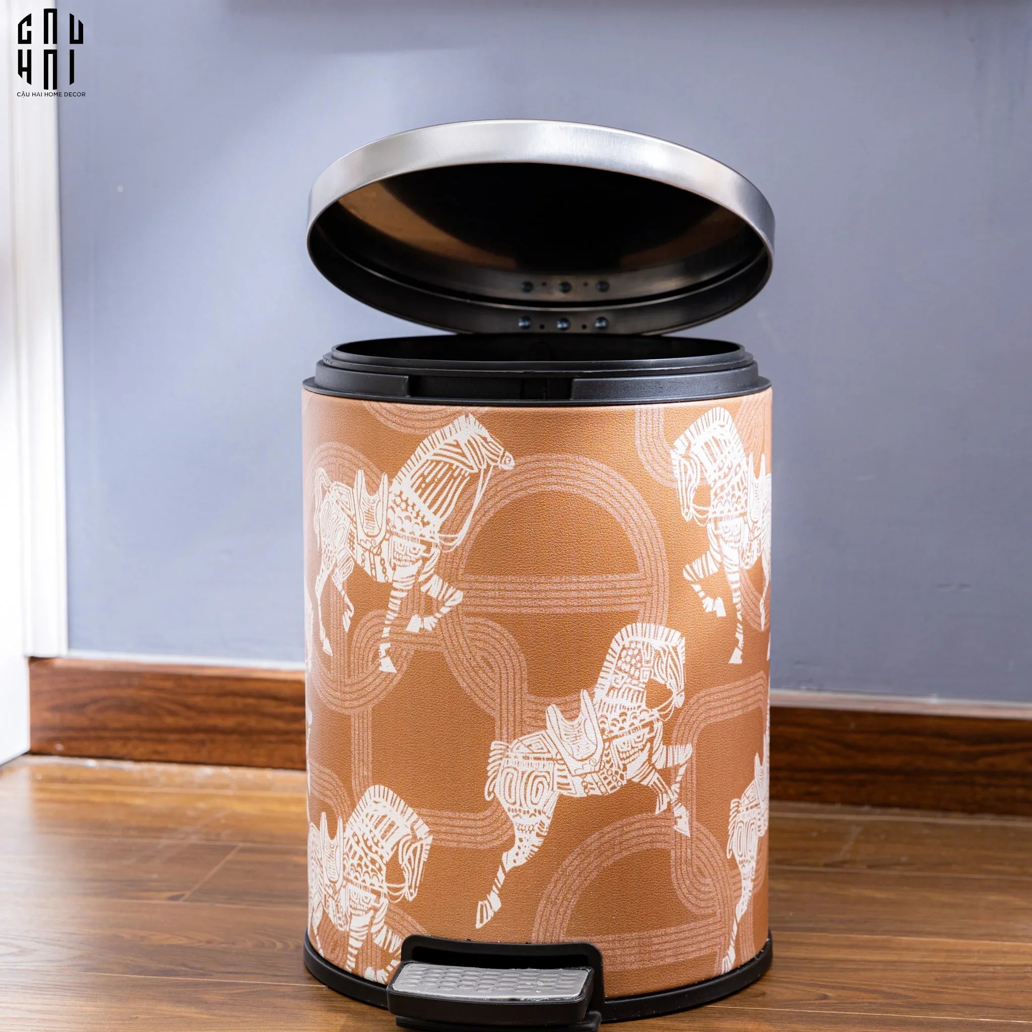 THÙNG RÁC DA LES CAVALIERS BLANCS IMPÉRIAUX 14L - BRUN UP - CẬU HAI HOME DECOR