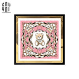 TRANH CANVAS PINKY BEAR 94X94CM - VIỀN GỖ CÓ KÍNH - CẬU HAI HOME DECOR