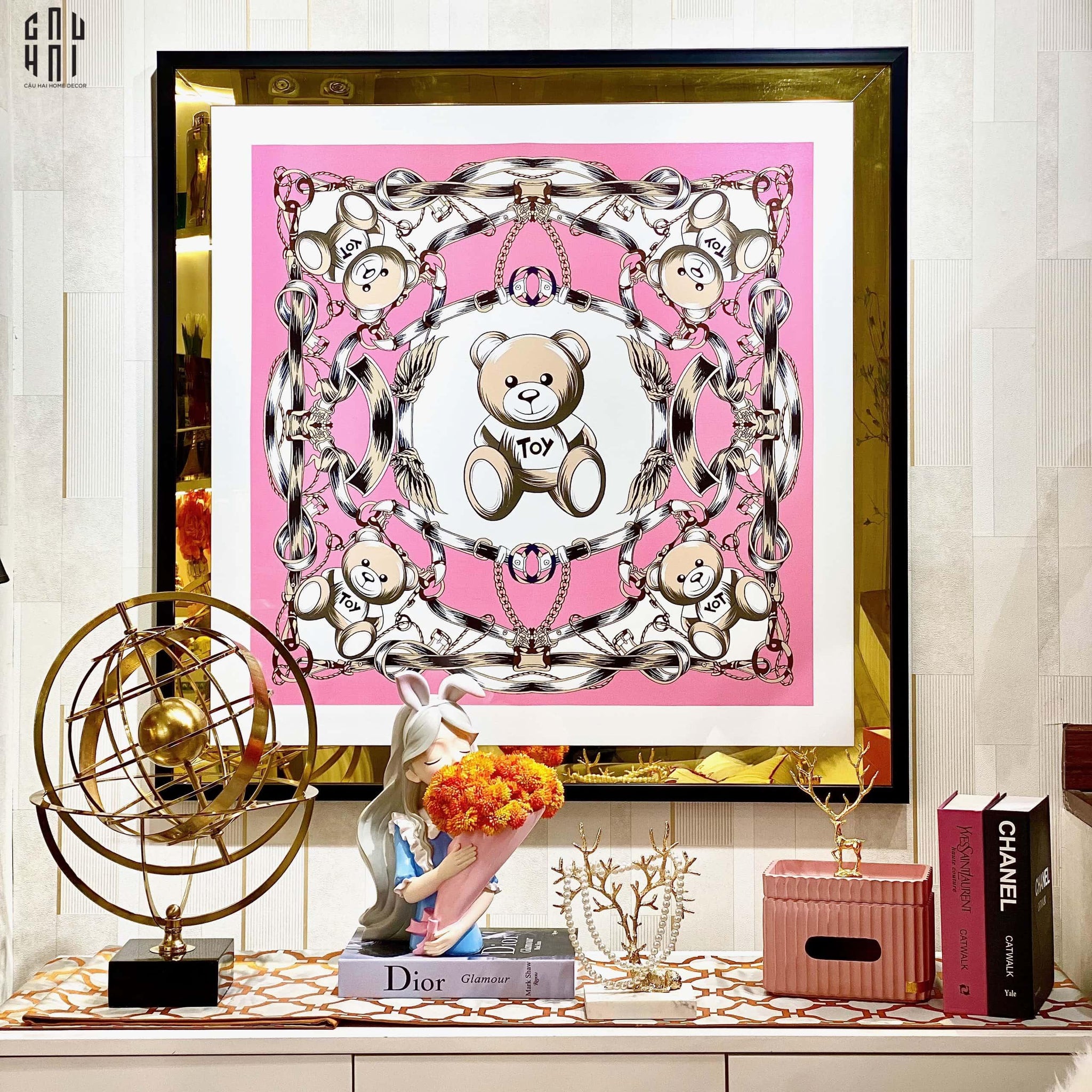 TRANH CANVAS PINKY BEAR 94X94CM - VIỀN GỖ CÓ KÍNH - CẬU HAI HOME DECOR