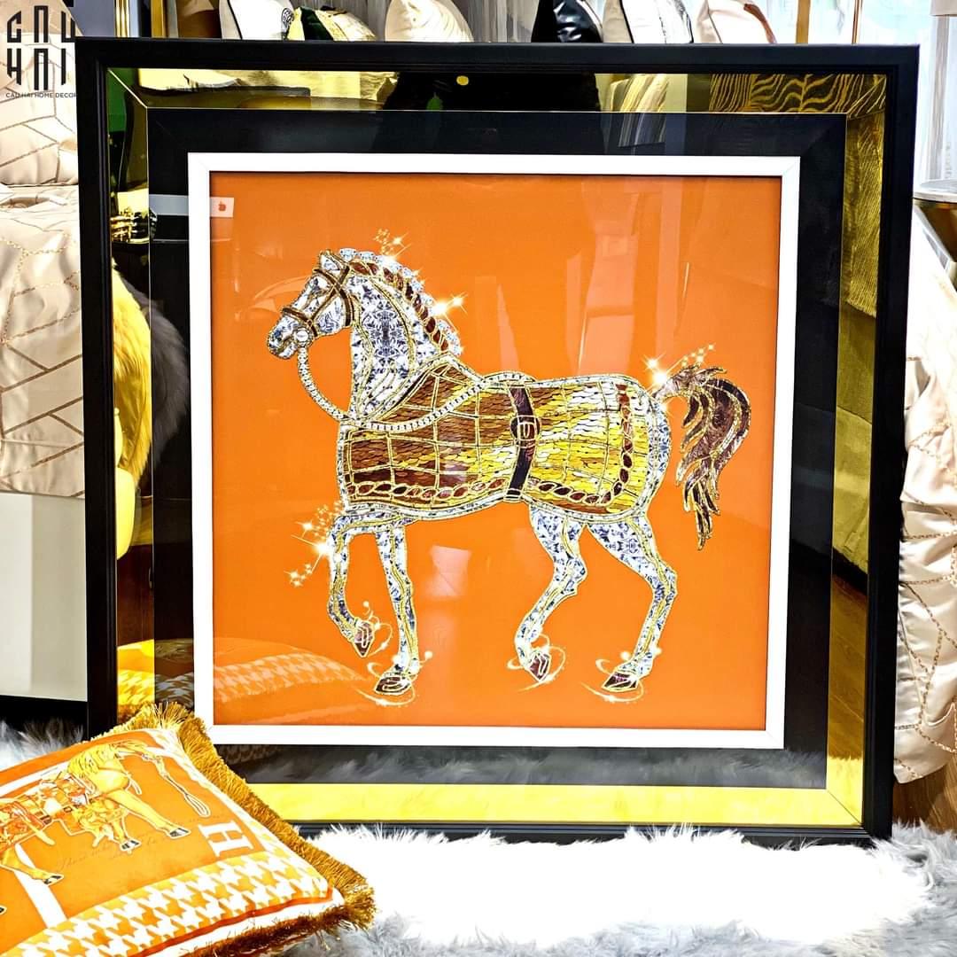 TRANH CANVAS TREO TƯỜNG H CHEVAL BLING BLING 95X95CM - KHUNG GỖ CÓ KÍNH - CẬU HAI HOME DECOR