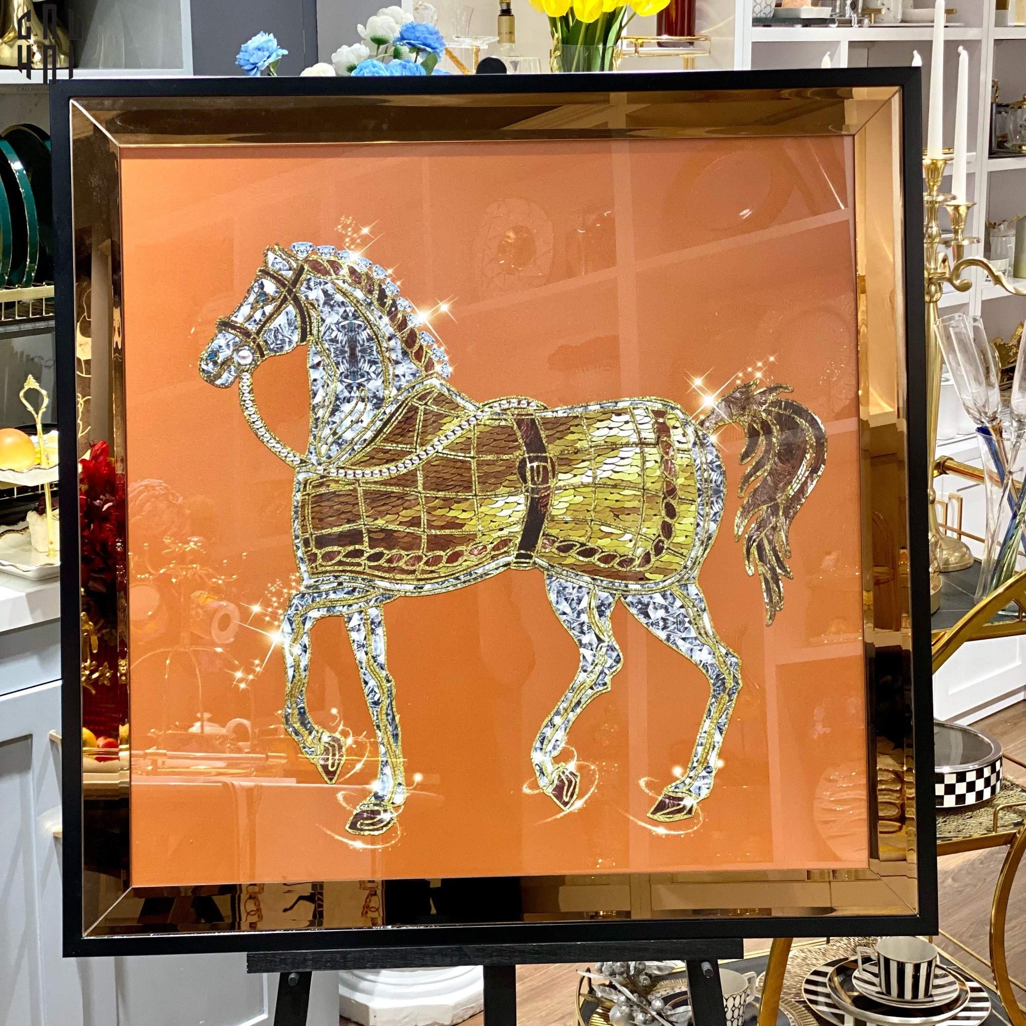TRANH CANVAS TREO TƯỜNG SHINING H CHEVAL BLING BLING 94X94 CM - KHUNG GỖ VIỀN KÍNH - CẬU HAI HOME DECOR