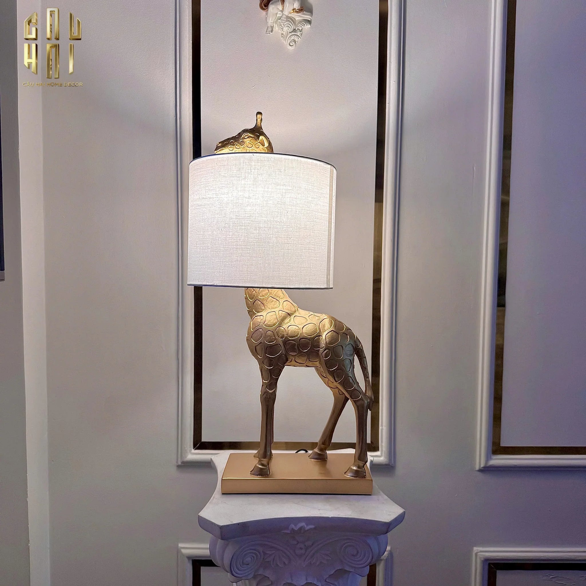 VILLA SONATA - ĐÈN BÀN GILDED GIRAFFE - CẬU HAI HOME DECOR