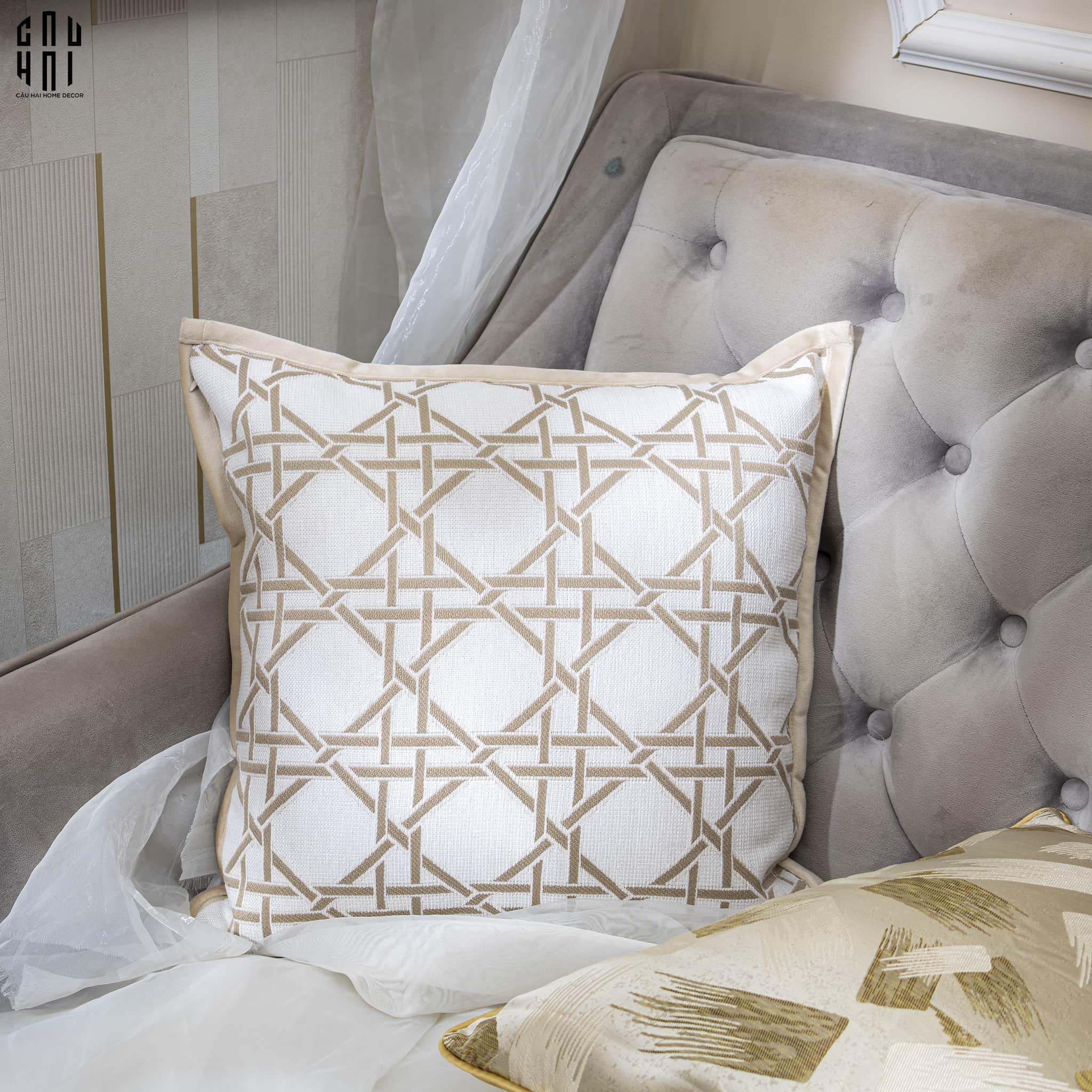VỎ GỐI CANVAS IVORY CANNAGE 45.-CẬU HAI HOME DECOR