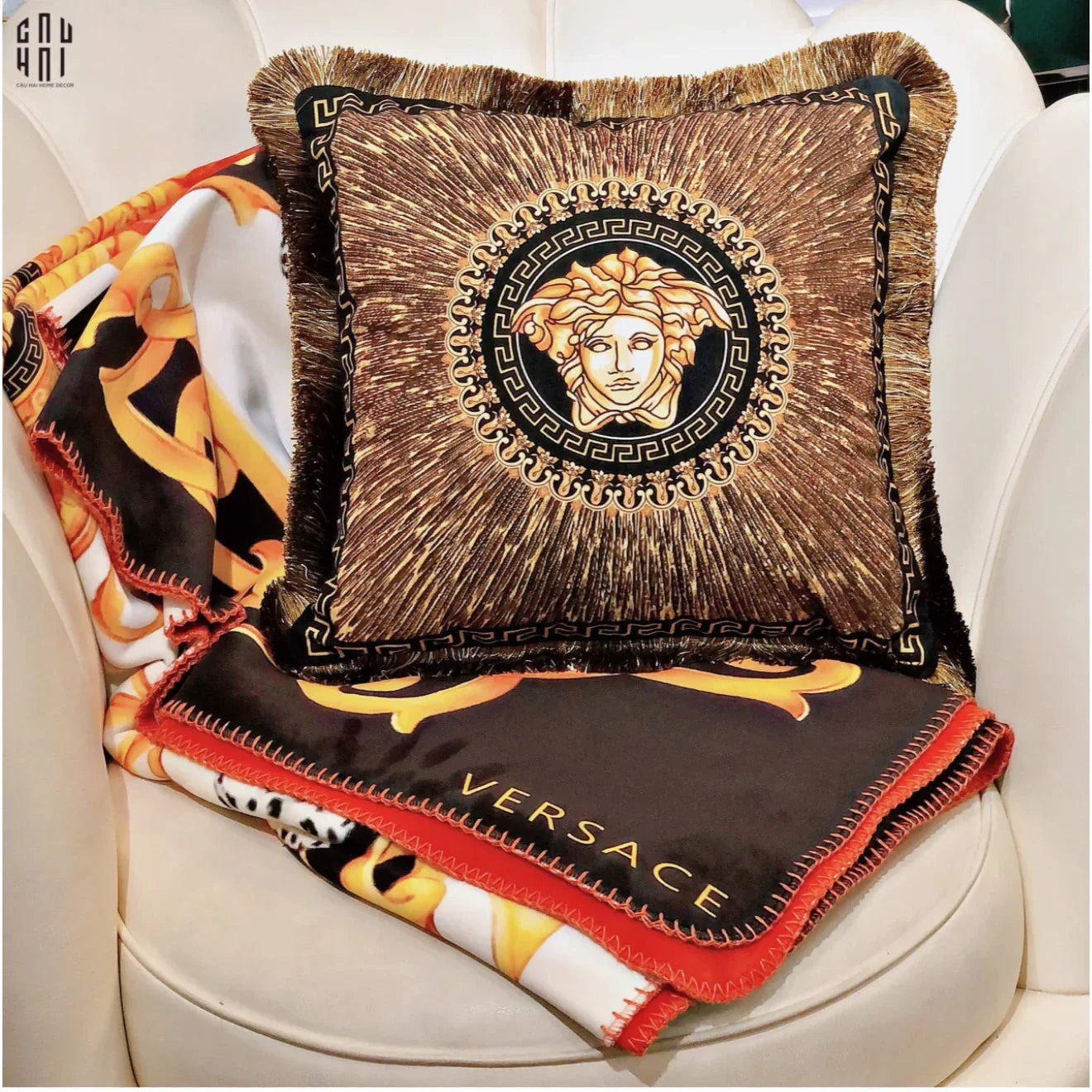 VỎ GỐI NHUNG CAO CẤP GIANNI VERS. MEDUSA AMPLIFIED LOGO 45. - CÓ VIỀN-CẬU HAI HOME DECOR
