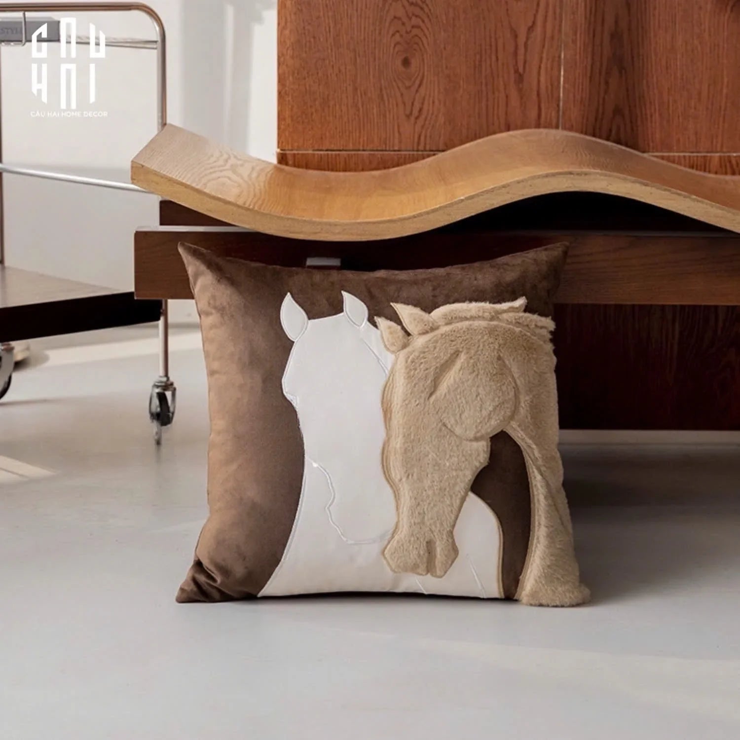 Vỏ Gối Nhung Équestre Victorious Stallion 45-CẬU HAI HOME DECOR