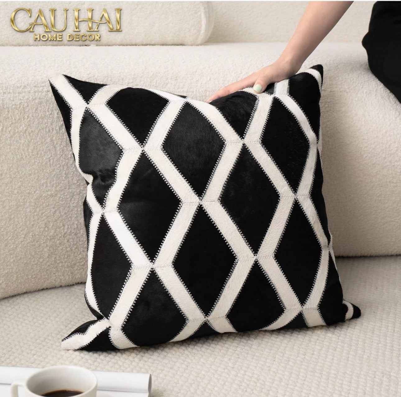HOME COUTURE - VỎ GỐI DA LIGNES DE LOSANGES EN CUIR NOIR 50-CẬU HAI HOME DECOR