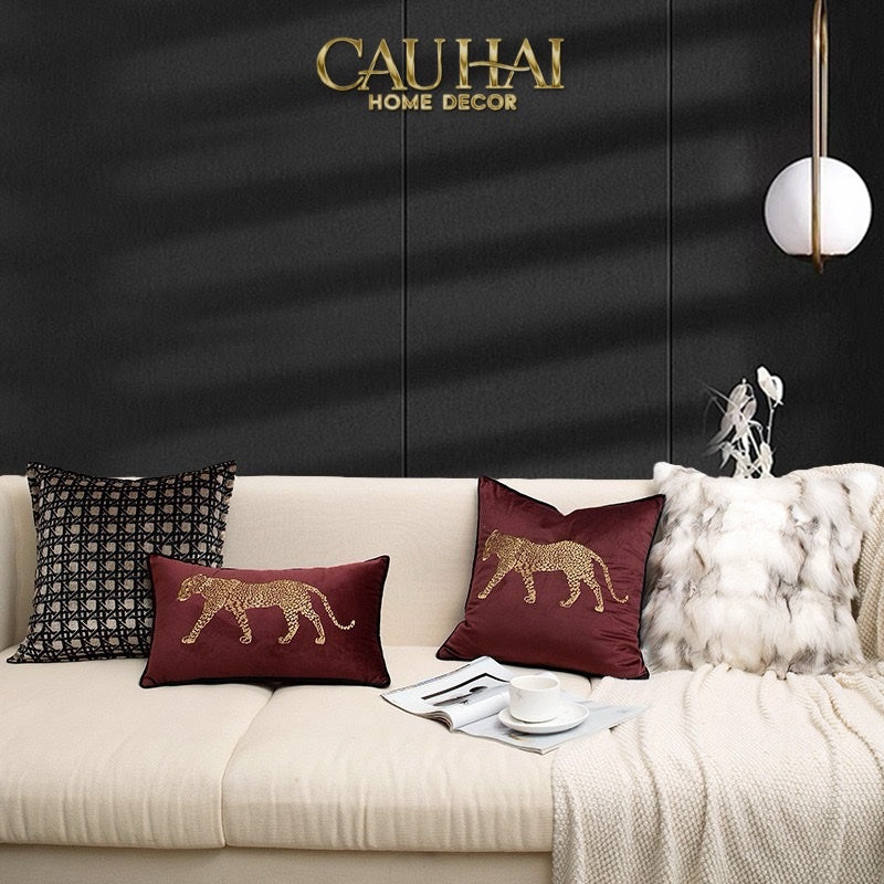 VỎ GỐI NHUNG BURGUNDY LA PANTHÈRE CRAMOISIE ÉCARTIER 45 - CẬU HAI HOME DECOR