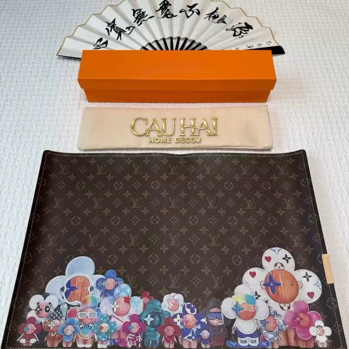 HOME COUTURE - TẤM LÓT LOUIS VIVIENNE IN WONDERLAND TABLE MAT 40X60 - CẬU HAI HOME DECOR