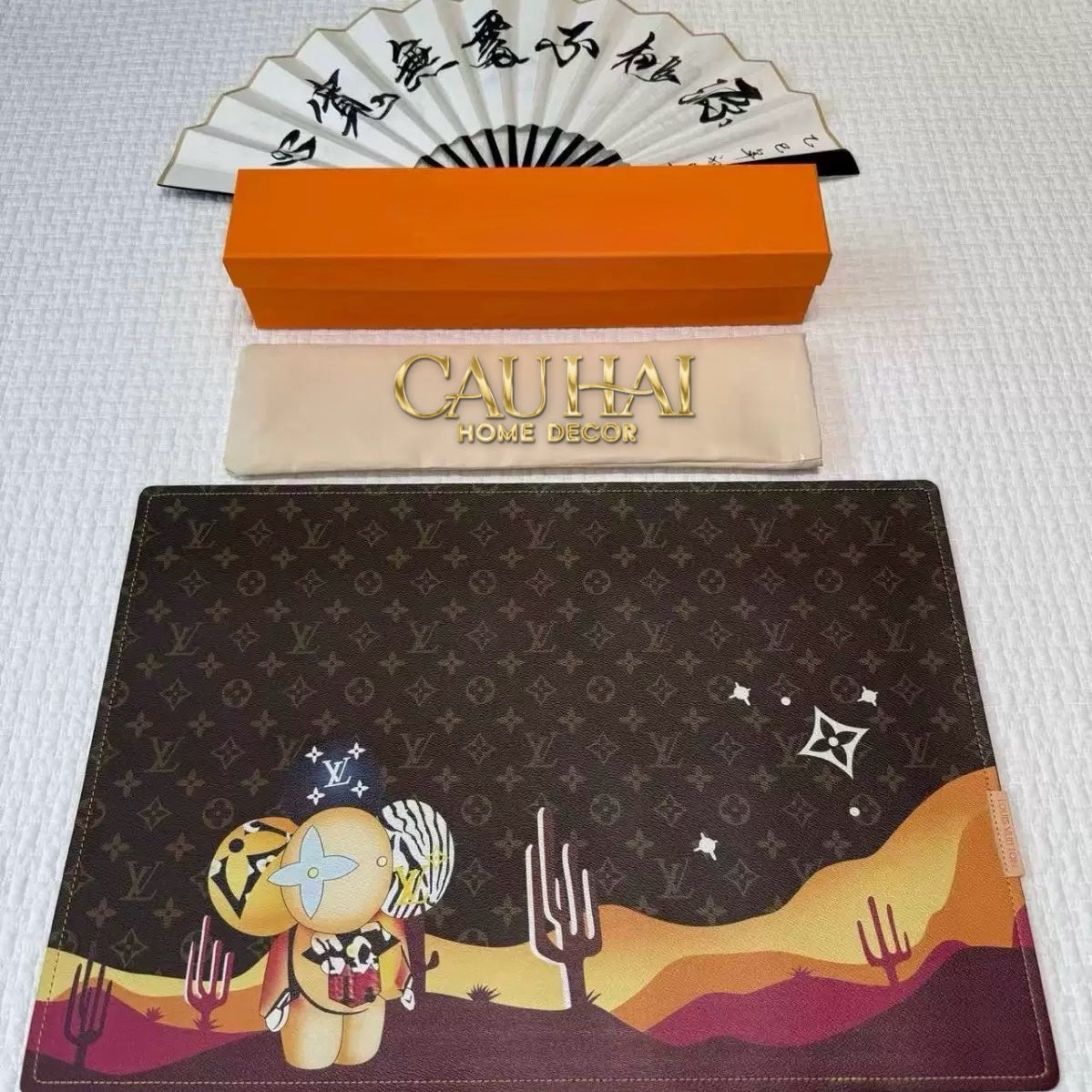 HOME COUTURE - TẤM LÓT LOUIS VIVIENNE IN WONDERLAND TABLE MAT 40X60 - CẬU HAI HOME DECOR