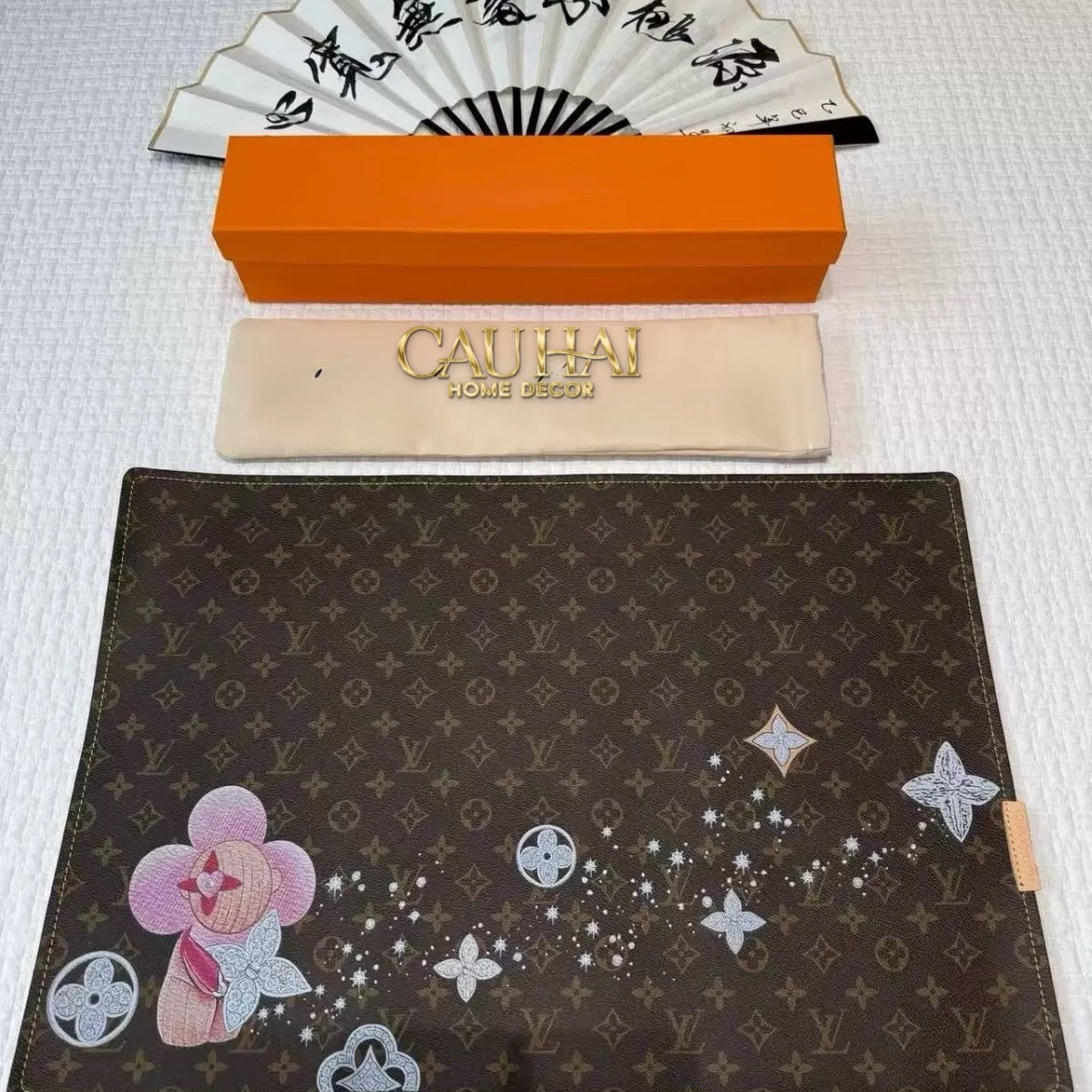 HOME COUTURE - TẤM LÓT LOUIS VIVIENNE IN WONDERLAND TABLE MAT 40X60 - CẬU HAI HOME DECOR