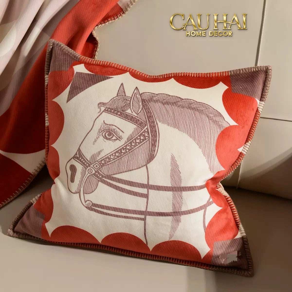 VỎ GỐI NHUNG COUSSIN ÉQUESTRE MÉDAILLON 45 - ROUGE FAUVE - CẬU HAI HOME DECOR