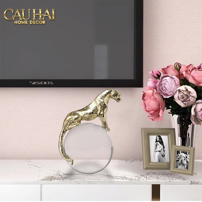 HOME COUTURE - TƯỢNG QUẢ CẦU PHA LÊ MAJESTIC PANTHER MATTE CRYSTAL GLOBE-CẬU HAI HOME DECOR